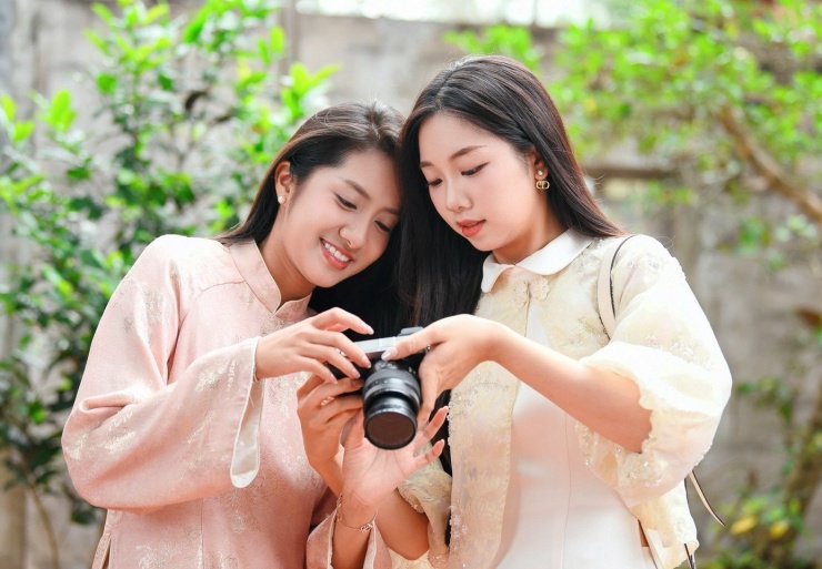 Hoa hậu Hà Trúc Linh và người đẹp Phạm Thùy Dương cùng lưu lại những hình ảnh đáng nhớ trong chuyến du xuân tại Bắc Ninh.