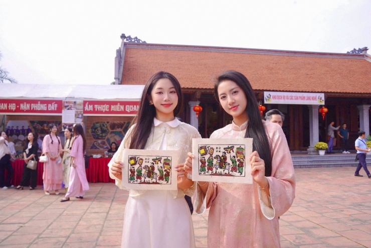 Tranh Đông Hồ là dòng tranh dân gian có lịch sử hơn 400 năm. Tranh được in từ ván khắc gỗ, sử dụng màu tự nhiên và giấy dó truyền thống.