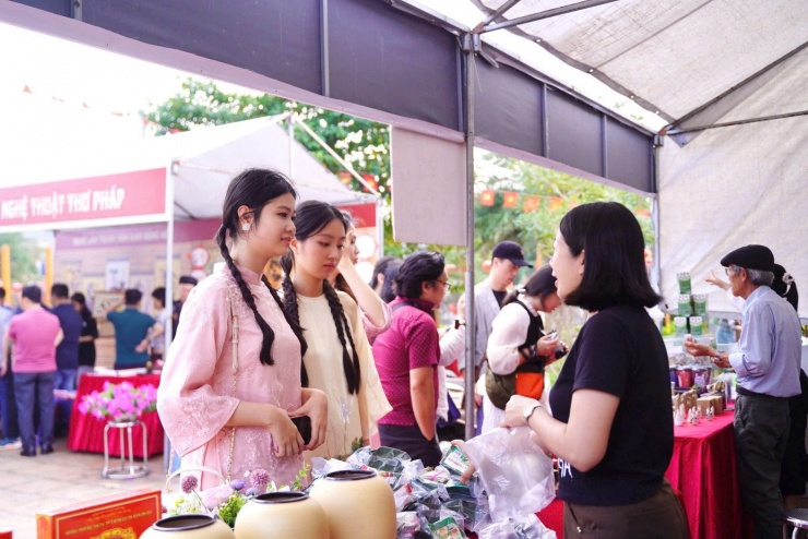 Không chỉ trải nghiệm những hoạt động văn hóa, các người đẹp có dịp tìm hiểu những món ăn truyền thống, nổi tiếng của địa phương như nem bùi, bánh phu thê...