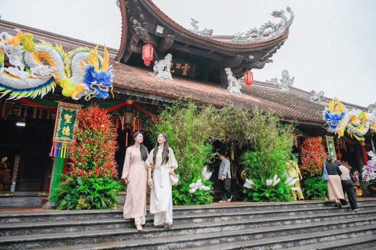 Các người đẹp dâng lễ đầu năm trong không khí trang nghiêm nhưng nhộn nhịp khách thập phương. Đây là lần đầu họ được tìm hiểu về lịch sử và tín ngưỡng bản địa, cảm nhận rõ sự giao thoa văn hóa.