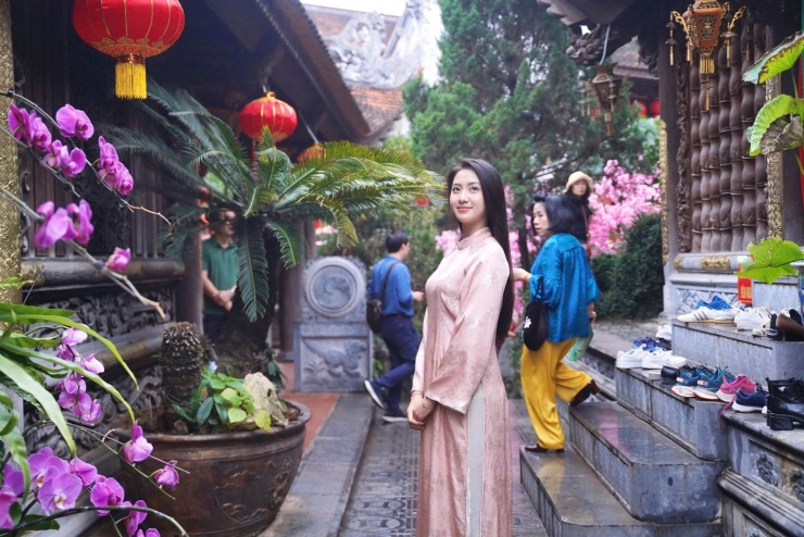 Hoa hậu Hà Trúc Linh cho biết đây là lần đầu cô trải nghiệm không gian văn hóa tại nhiều điểm nổi tiếng ở Bắc Ninh như Đền Bà Chúa Then, chùa Dâu, lăng Kinh Dương Vương, chùa Lim… “Tôi như chìm đắm vào nơi này, thêm yêu mảnh đất và con người nơi đây”, cô nói.