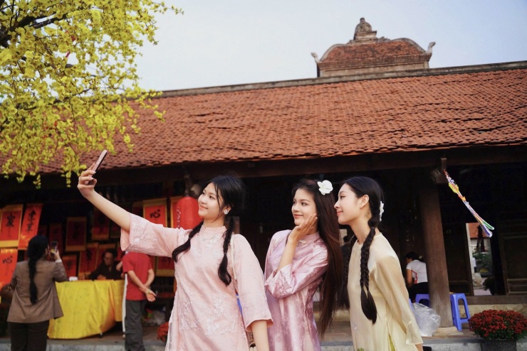 Người đẹp Hồ Ngọc Phương Linh, Trần Minh Thu và Phạm Giáng My hào hứng check-in tại chùa Dâu, có lịch sử kéo dài gần 2.000 năm. Chùa tọa lạc tại phường Trí Quả (trước là xã Thanh Khương, huyện Thuận Thành, tỉnh Bắc Ninh).