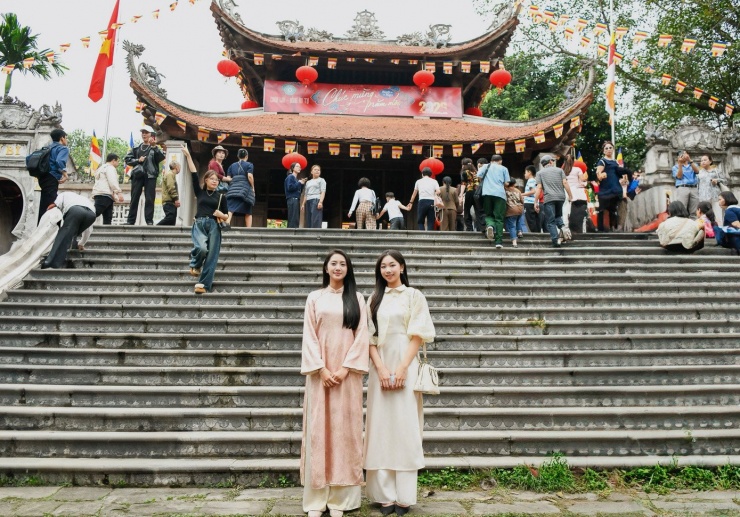 Các người đẹp Hoa hậu Việt Nam check-in tại ngôi chùa 2.000 năm tuổi ở Bắc Ninh - 21