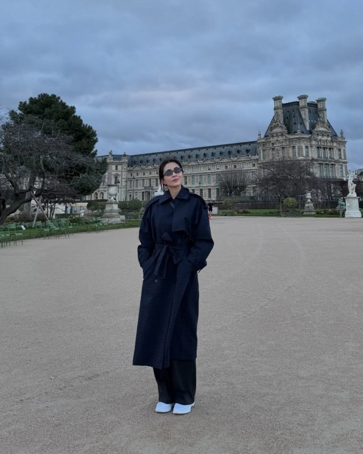 Tăng Thanh Hà khoe ảnh trong chuyến du lịch châu Âu đầu năm mới cùng ông xã. Người đẹp giữ ấm bằng áo trench coat dáng dài tông đen, tạo điểm nhấn trên set đồ bằng sneakers trắng.