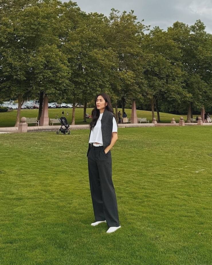 Trang phục mix hai màu xám - trắng giúp Tăng Thanh Hà được khen 'đơn giản mà sang' khi đi Mỹ mùa hè năm ngoái.