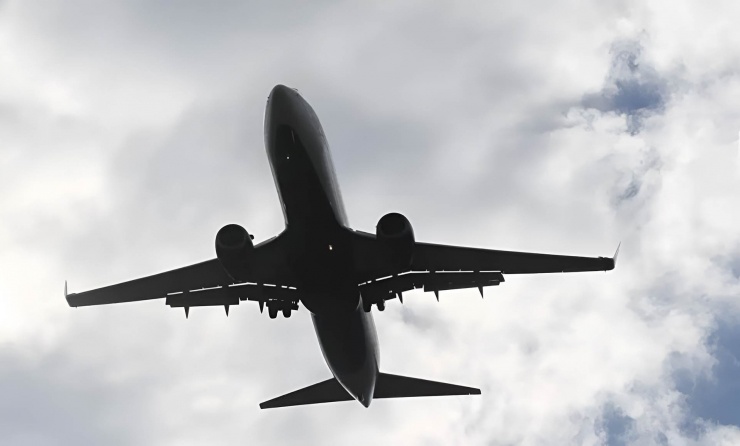 Chỉ sau 24 giờ kể từ khi Mỹ - Israel tấn công Iran, không phận Trung Đông gần như đóng cửa hoàn toàn, khiến hàng trăm nghìn hành khách mắc kẹt và các chuyến bay quốc tế rơi vào cảnh rối loạn. Ảnh minh họa: Aljazeera