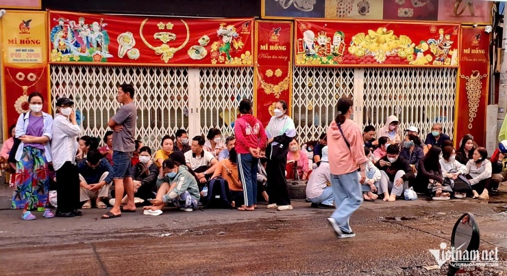 Người dân chờ đợi mua vàng tại tiệm vàng Mi Hồng, TPHCM trong sáng sớm ngày 2/3. (Ảnh: T.C)