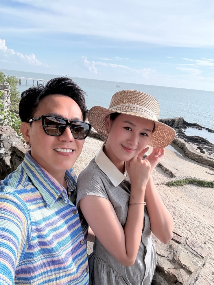 Ảnh sao 2/3: Thúy Hằng - Thúy Hạnh mặc bikini giữa trời tuyết - 3