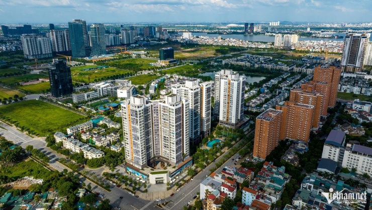 Khi dòng vốn ngân hàng được “nắn” lại để hạn chế rủi ro, lãi suất vay mua nhà tăng cao, buộc người mua phải cơ cấu lại kế hoạch tài chính, giảm lệ thuộc vào đòn bẩy.