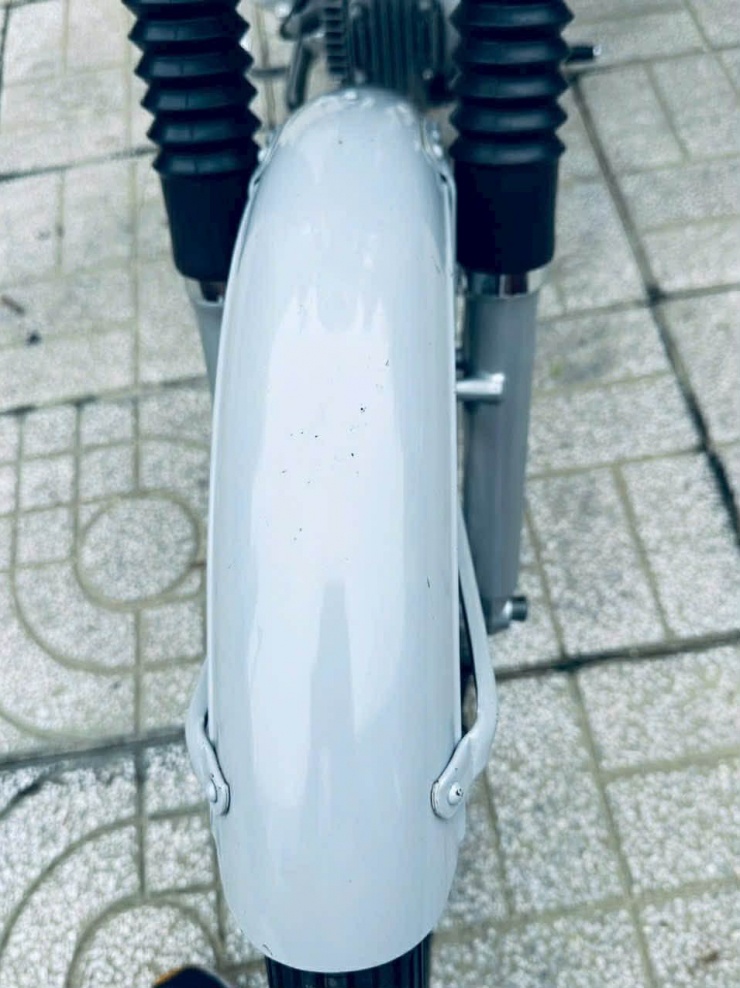 Một số vị trí ốc, bu-lông xuất hiện lớp oxy hóa nhẹ, dấu vết khó tránh với chiếc xe gần 60 năm tuổi. &nbsp;Ảnh: NVCC.