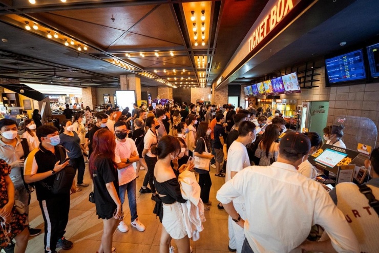 Nhà rạp không vô can khi phim bị quay lén, phát tán lên mạng.