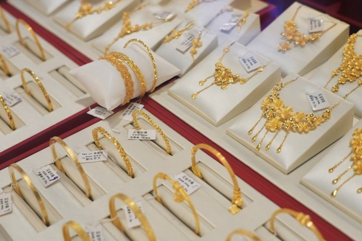 Giá vàng vọt tăng trong phiên giao dịch đầu tuần.