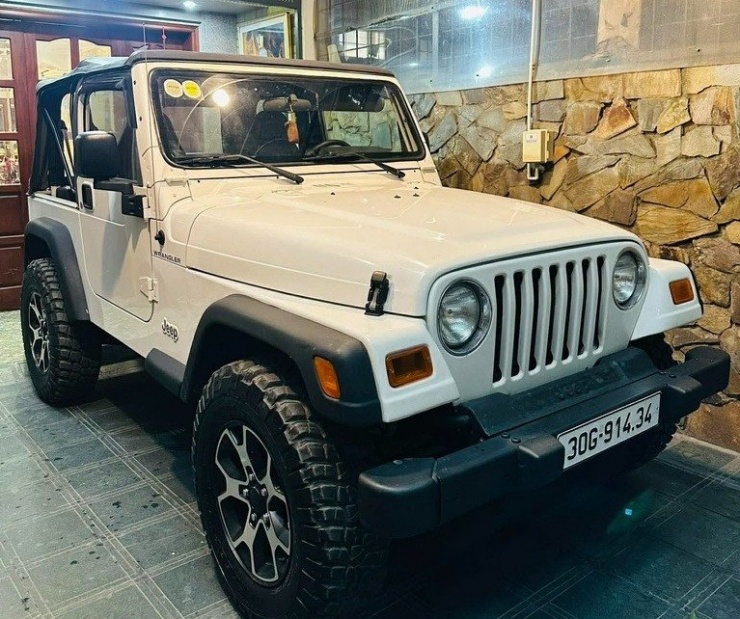 Chiếc xe Jeep Wrangler TJ Sahara 2001 ODO hơn 60.000km nay trở thành hàng hiếm tại Việt Nam. Ảnh: NVCC.
