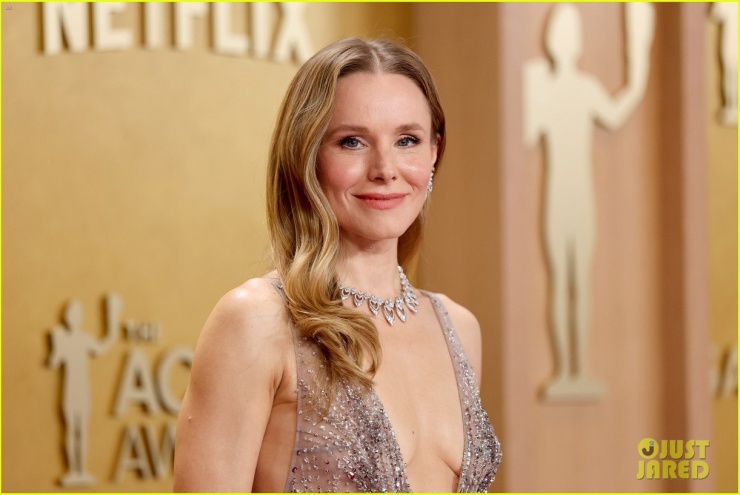 Nữ diễn viên 46 tuổi gây sốc khi 'mặc cũng như không' lên thảm đỏ - 1