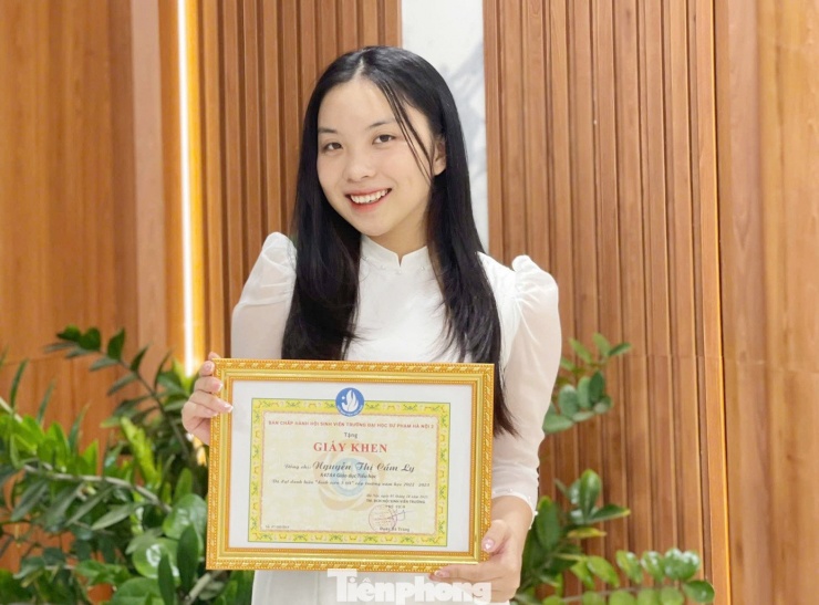 Sau khi tốt nghiệp đại học, Ly đã tình nguyện đi nghĩa vụ Công an.