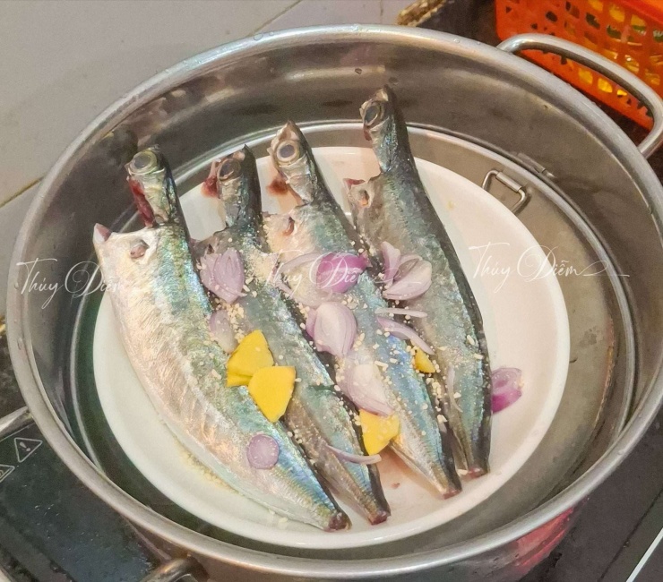 Cá hấp cùng hành, gừng, hạt nêm