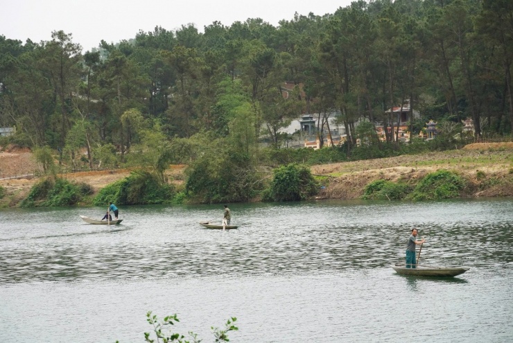 Đến mùa cá mòi, những người làm nông lại ra sông giăng lưới, quay rớ như những ngư dân thực thụ.