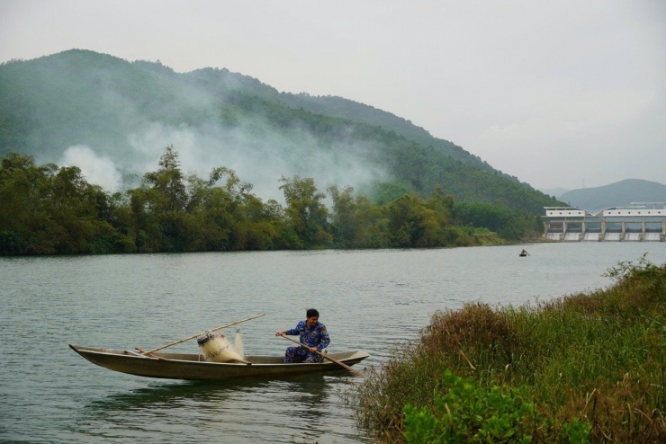 Một lực điền đang tìm vị trí giăng lưới, phía xa là đập Rào Nan, nơi ngăn mặn, giữ ngọt cấp nước cho sinh hoạt và sản xuất của hàng vạn hộ dân.