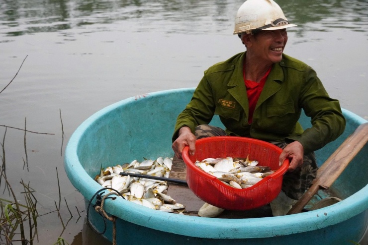 Ông Hào cười tươi sau mỗi mẻ rớ.