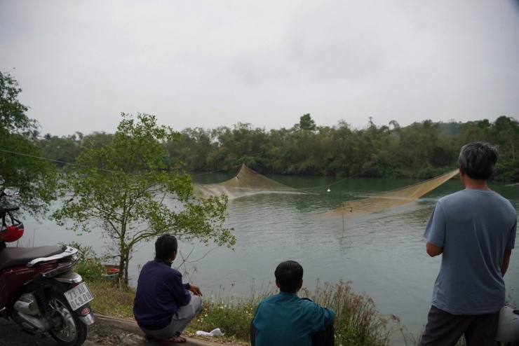 Người dân và thương lái chăm chú theo dõi một mẻ rớ đang dần được cất lên.