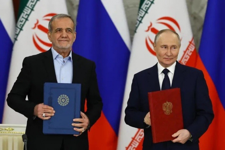 Tổng thống Nga Vladimir Putin và Tổng thống Iran Masoud Pezeshkian ký hiệp ước đối tác chiến lược trong một buổi lễ sau cuộc hội đàm tại Điện Kremlin, ngày 17/1/2025. Ảnh: Evgenia Novozhenina/Foreign Policy.