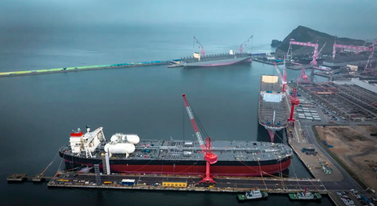 Nếu rủi ro an ninh tại Hormuz gia tăng, nhiều tàu có thể phải vòng qua mũi Hảo Vọng, kéo dài hành trình thêm khoảng 6.500 km và đội chi phí vận tải. Ảnh minh họa: Baidu