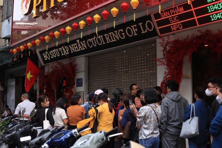 Vàng lên sát 191 triệu đồng/lượng, chen nhau đi mua 'không quan tâm giá' - 2