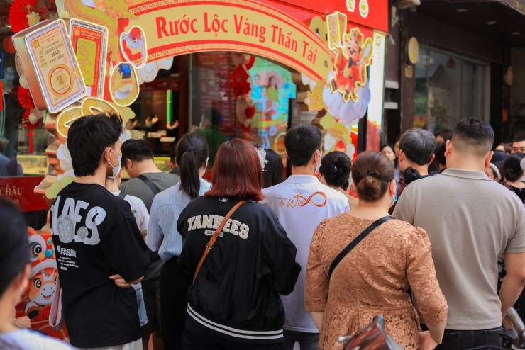 Vàng lên sát 191 triệu đồng/lượng, chen nhau đi mua 'không quan tâm giá' - 1