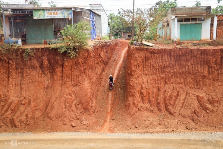 Nhà dân nằm chênh vênh trên tỉnh lộ sau mở rộng - 1