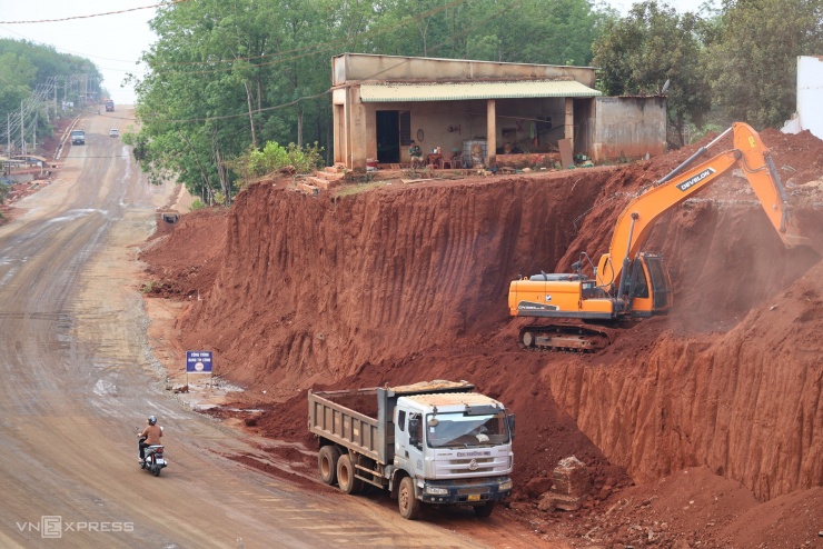 Nhà dân nằm chênh vênh trên tỉnh lộ sau mở rộng - 3