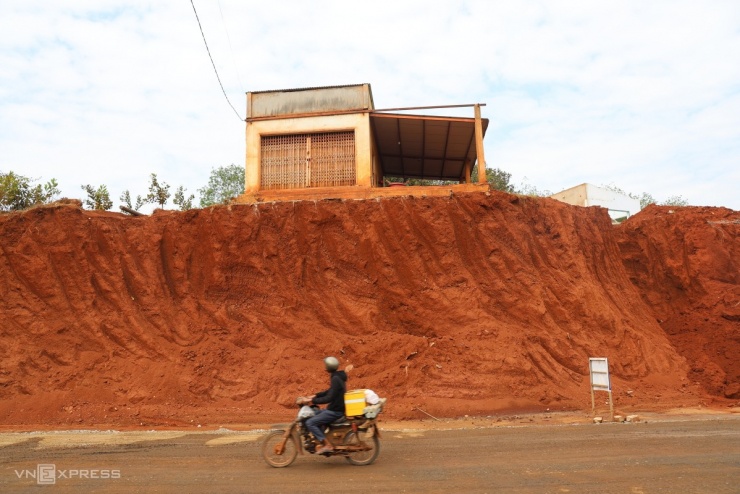 Nhà dân nằm chênh vênh trên tỉnh lộ sau mở rộng - 4