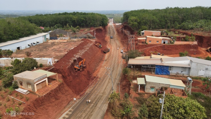 Nhà dân nằm chênh vênh trên tỉnh lộ sau mở rộng - 2