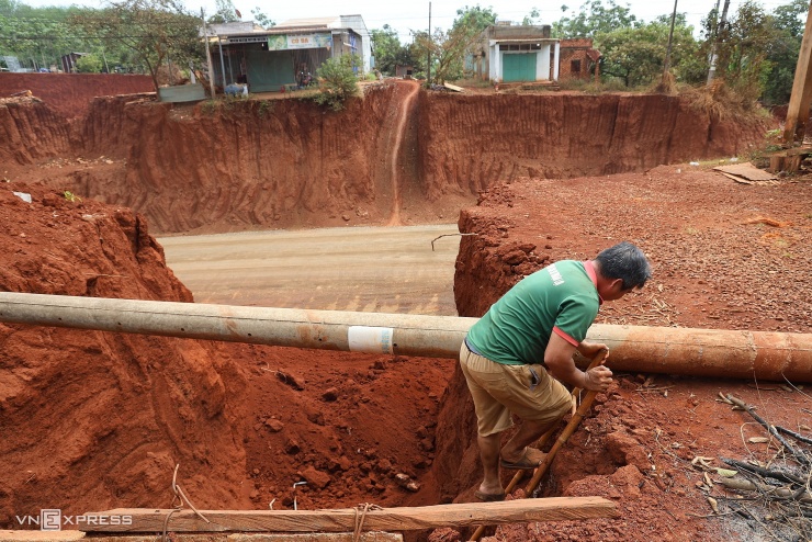 Nhà dân nằm chênh vênh trên tỉnh lộ sau mở rộng - 5