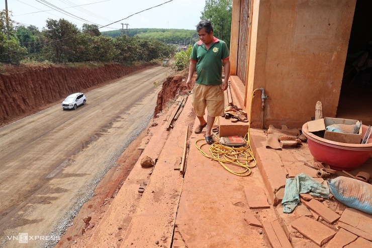 Nhà dân nằm chênh vênh trên tỉnh lộ sau mở rộng - 6