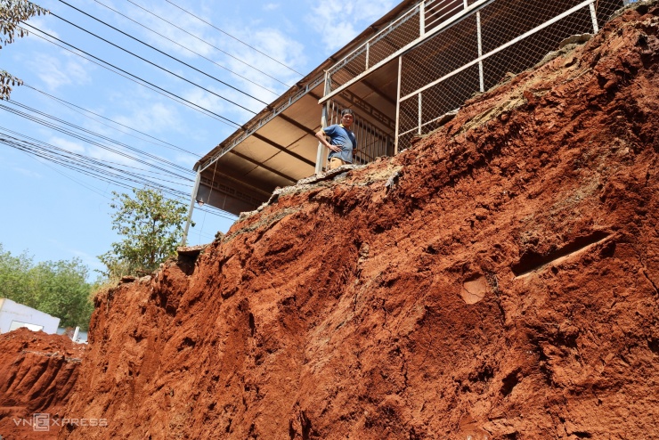 Nhà dân nằm chênh vênh trên tỉnh lộ sau mở rộng - 7