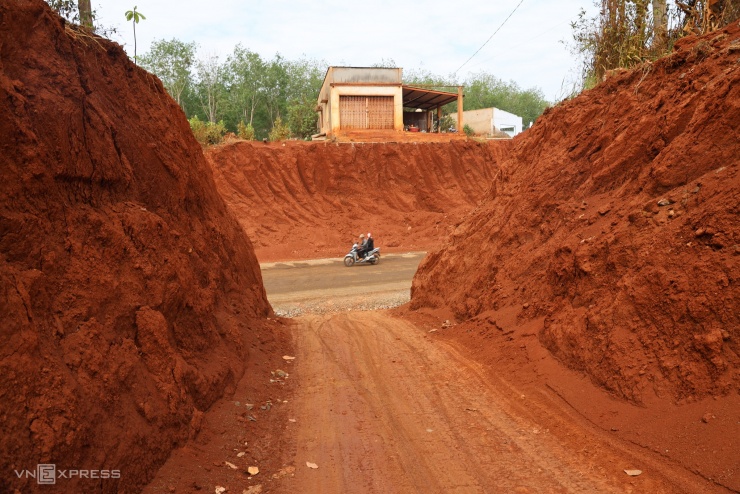 Nhà dân nằm chênh vênh trên tỉnh lộ sau mở rộng - 8