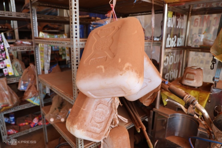 Nhà dân nằm chênh vênh trên tỉnh lộ sau mở rộng - 9