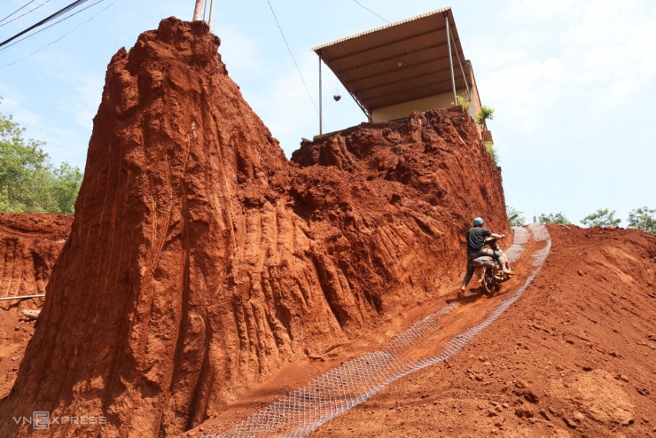 Nhà dân nằm chênh vênh trên tỉnh lộ sau mở rộng - 10