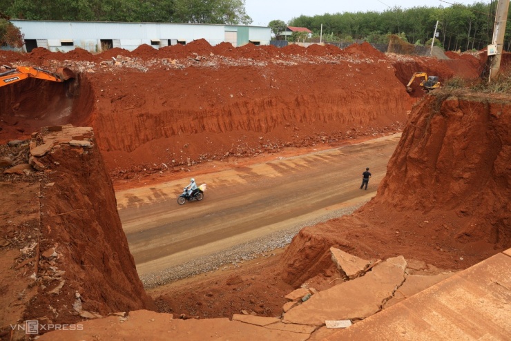 Nhà dân nằm chênh vênh trên tỉnh lộ sau mở rộng - 11