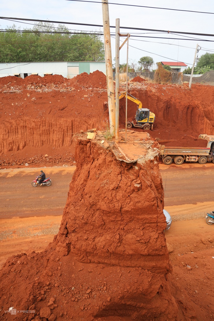 Nhà dân nằm chênh vênh trên tỉnh lộ sau mở rộng - 12