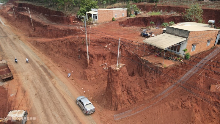 Nhà dân nằm chênh vênh trên tỉnh lộ sau mở rộng - 13