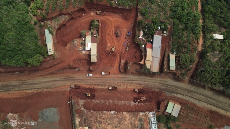 Nhà dân nằm chênh vênh trên tỉnh lộ sau mở rộng - 14