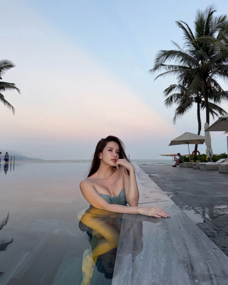 Thiều Bảo Trâm đang có chuyến du xuân Đà Nẵng cùng chị gái. Trong khuôn viên resort, cô khoe vóc dáng cùng bikini siêu nhỏ.