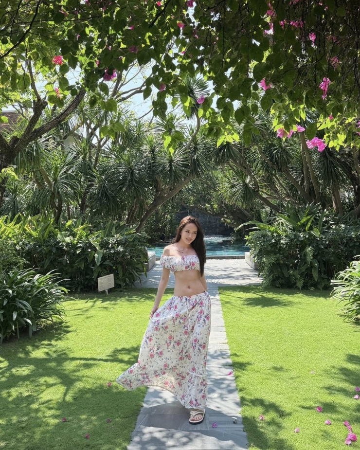 Bộ đầm hoa giá bình dân giúp Thiều Bảo Trâm tôn thân hình săn chắc sau thời gian chăm chỉ tập gym.