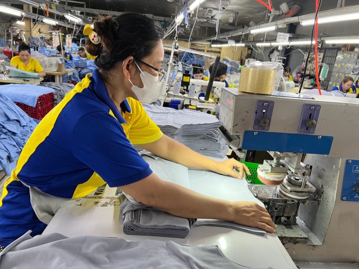 Công ty May mặc Dony đang sản xuất đơn hàng xuất khẩu sang Jordan.