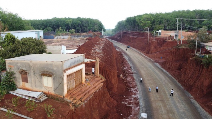 Tuyến đường đang được thi công đã ảnh hưởng đến cuộc sống người dân&nbsp;