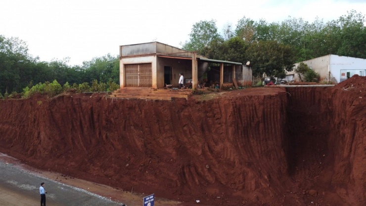 &nbsp;Nhà dân cao hơn mặt đường cả chục mét