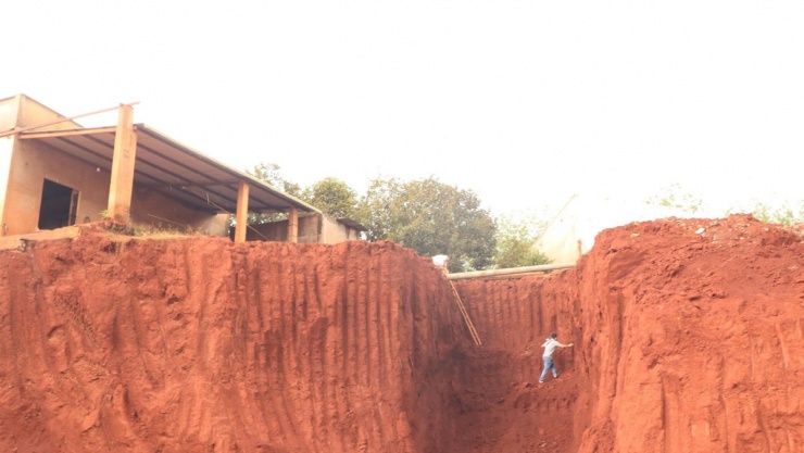 Người dân bắc thang lên nhà&nbsp;