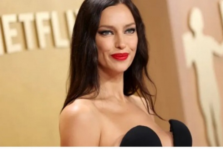 "Chân dài" Irina Shayk gây ấn tượng với váy xẻ sâu trên thảm đỏ SAG Awards 2026