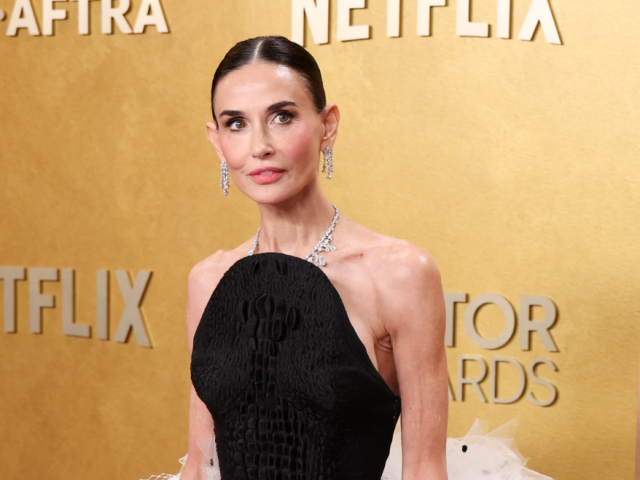 Diễn viên 3 đời chồng khoe lưng trần gợi cảm